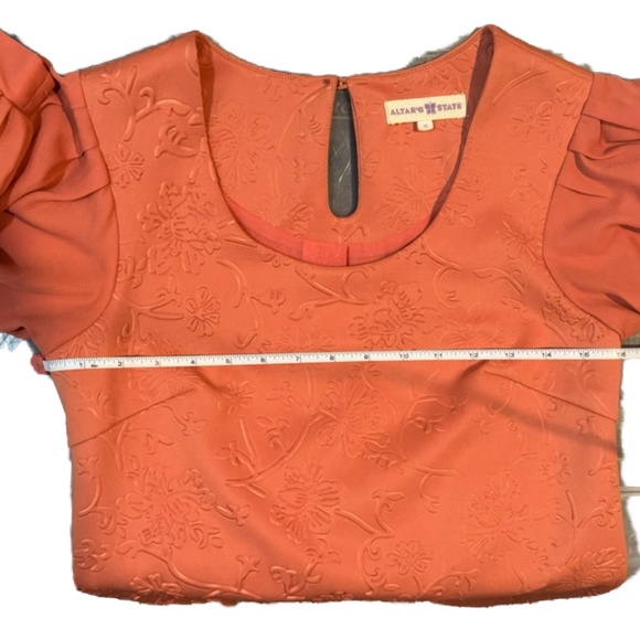 Altar'd State Coral 3/4 Bell Sleeve Embossed Dress Size Large - Picture 4 of 6